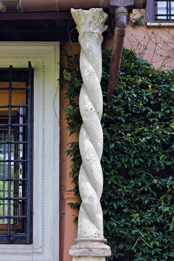 Colonna tortile in polvere di marmo e cemento con capitello corinzio 