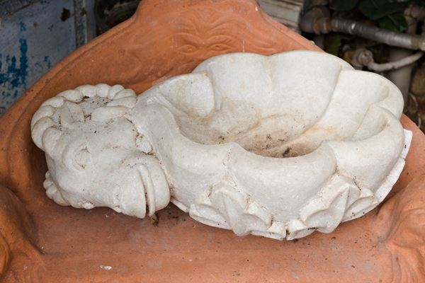 Acquamanile in marmo con presa a montone e capra