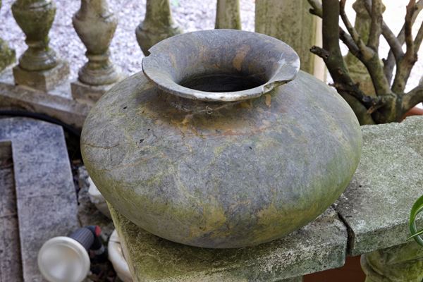 Piccolo vaso panciuto in pietra grigia