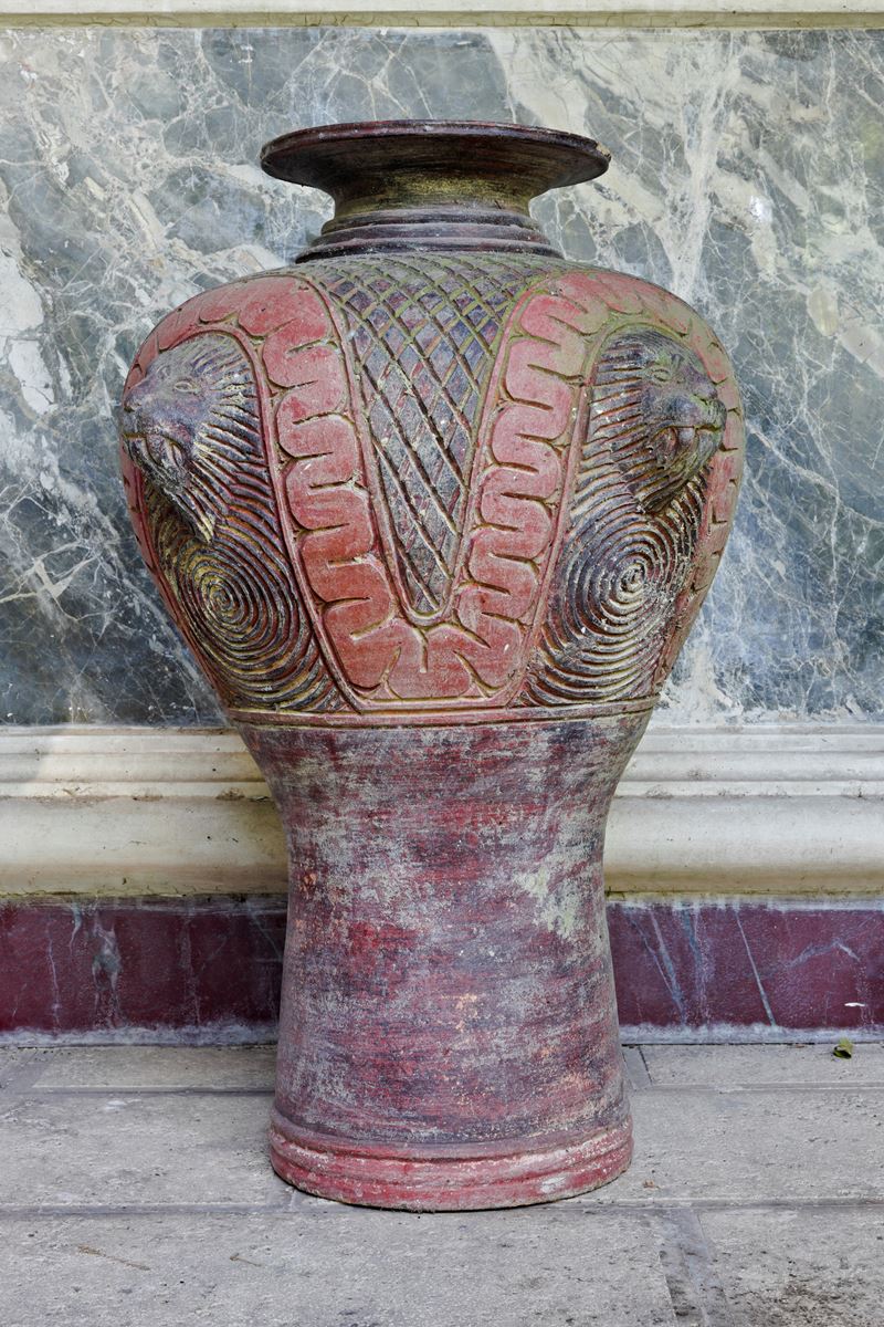 Vaso in Terracotta con Lavorazione Incisa a Quadrettatura e 4 Prese a Leone