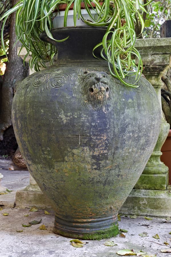 Coppia di vasi in terracotta con decorazione a greca incisa e due prese a leoni