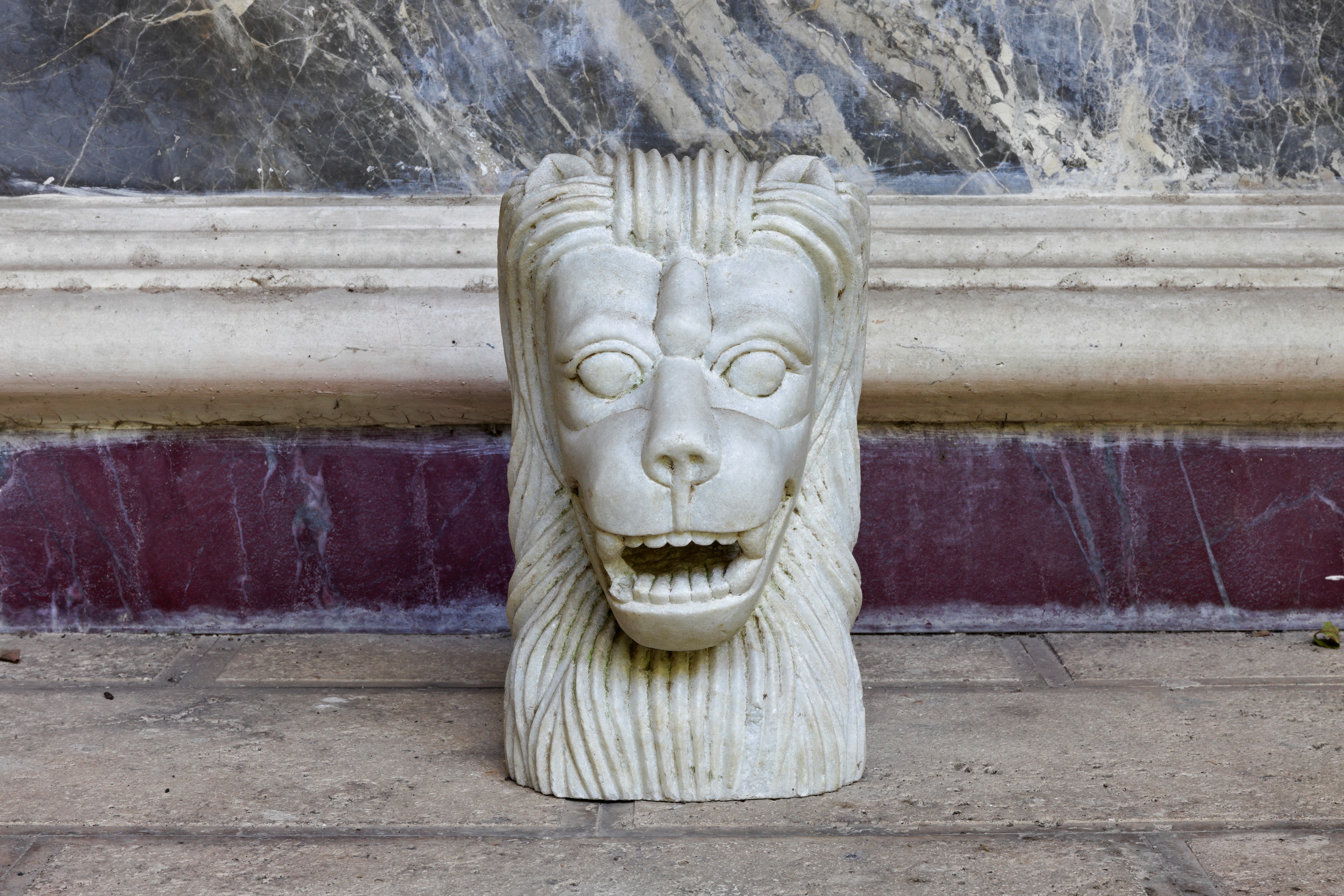 Scultura in marmo raffigurante testa di leone