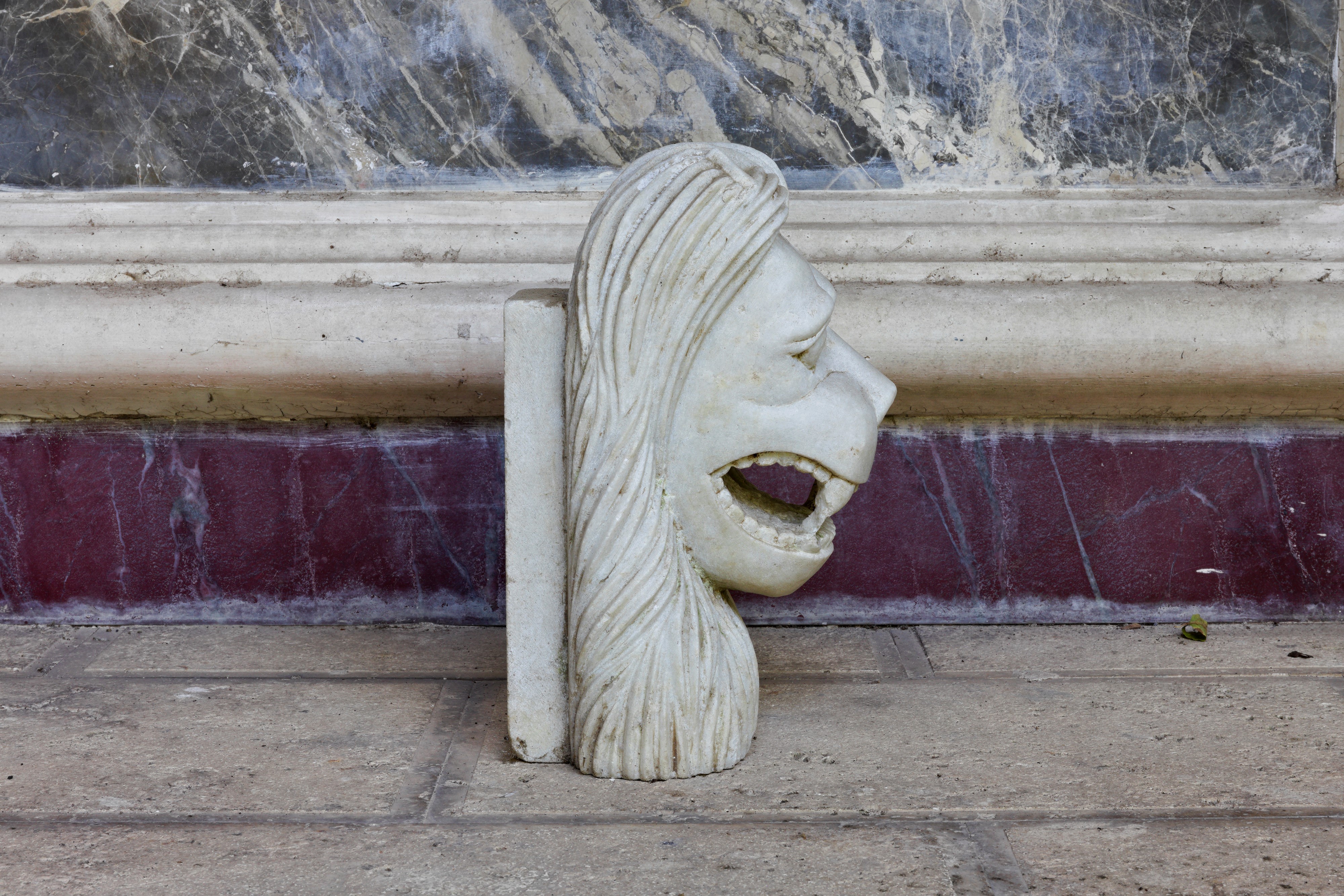 Scultura in marmo raffigurante testa di leone