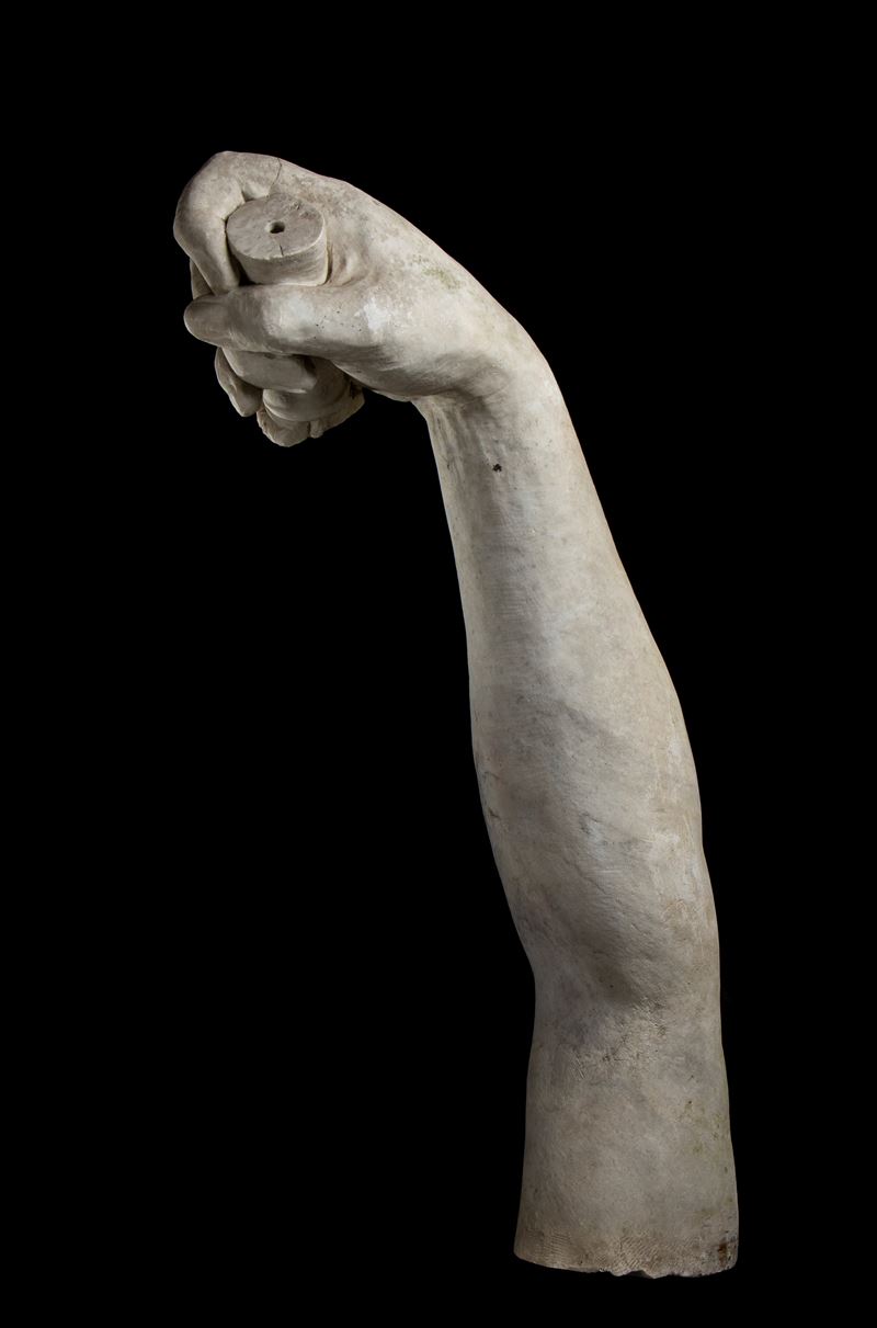 Maestoso braccio di imperatore in marmo bianco statuario stante a trattenere moncone di scettro s...