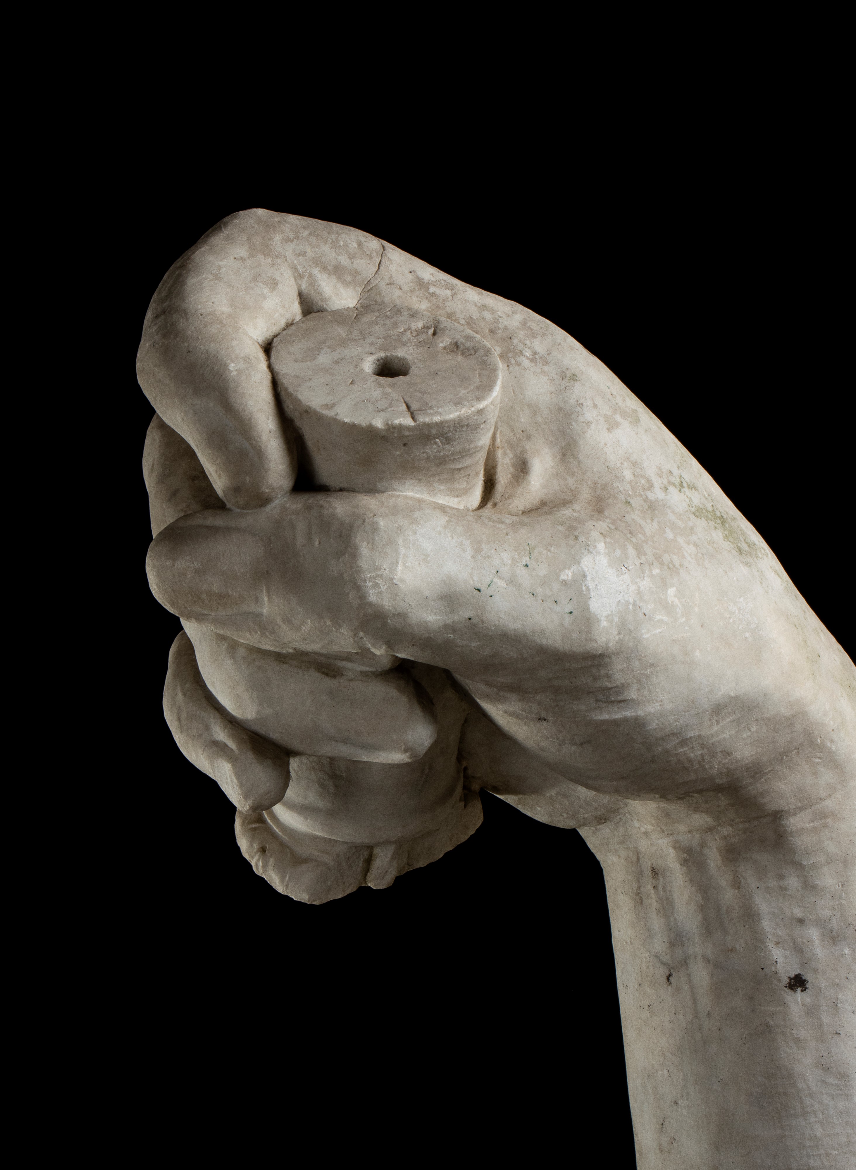 Maestoso braccio di imperatore in marmo bianco statuario stante a trattenere moncone di scettro s...