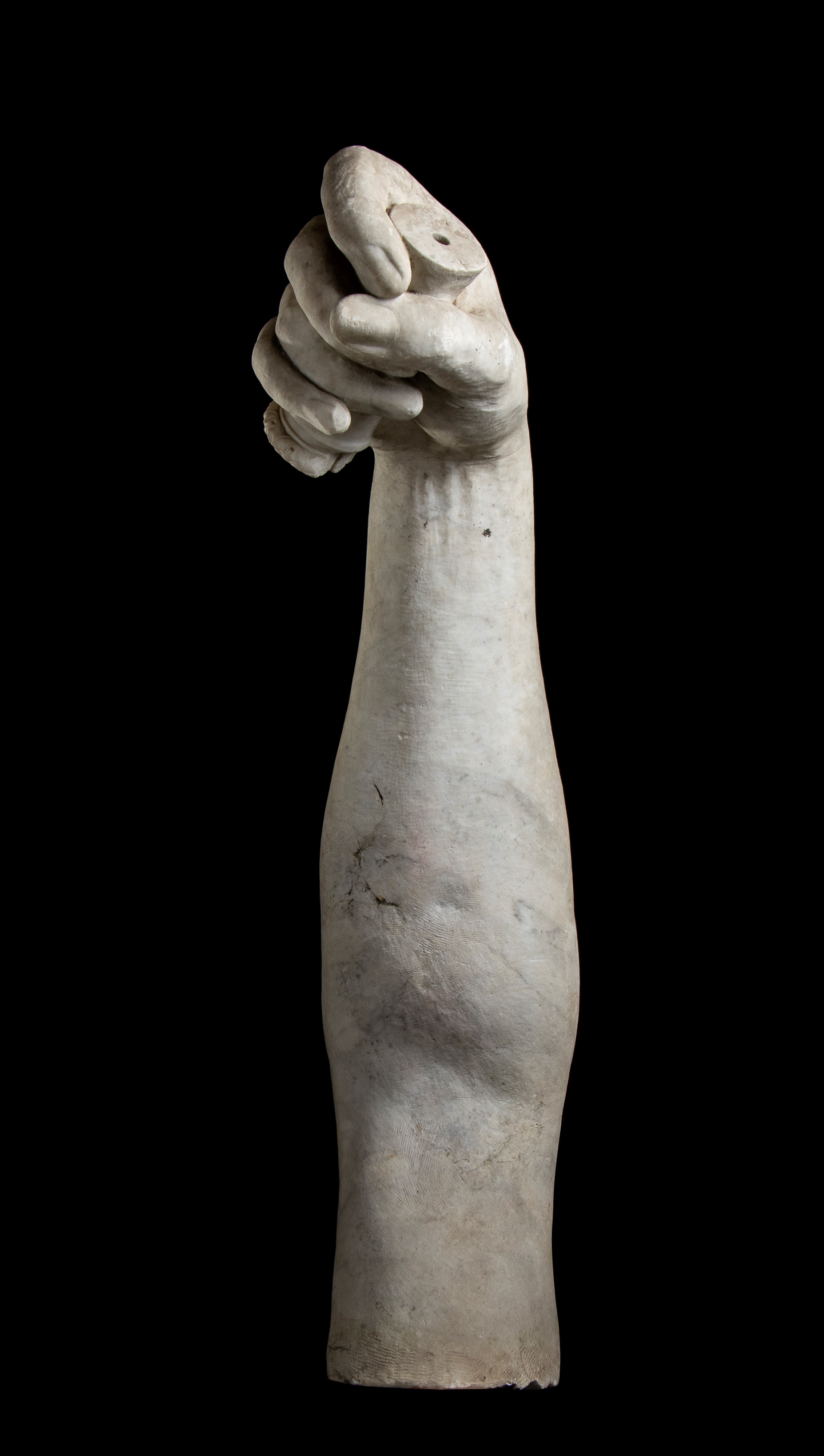 Maestoso braccio di imperatore in marmo bianco statuario stante a trattenere moncone di scettro s...