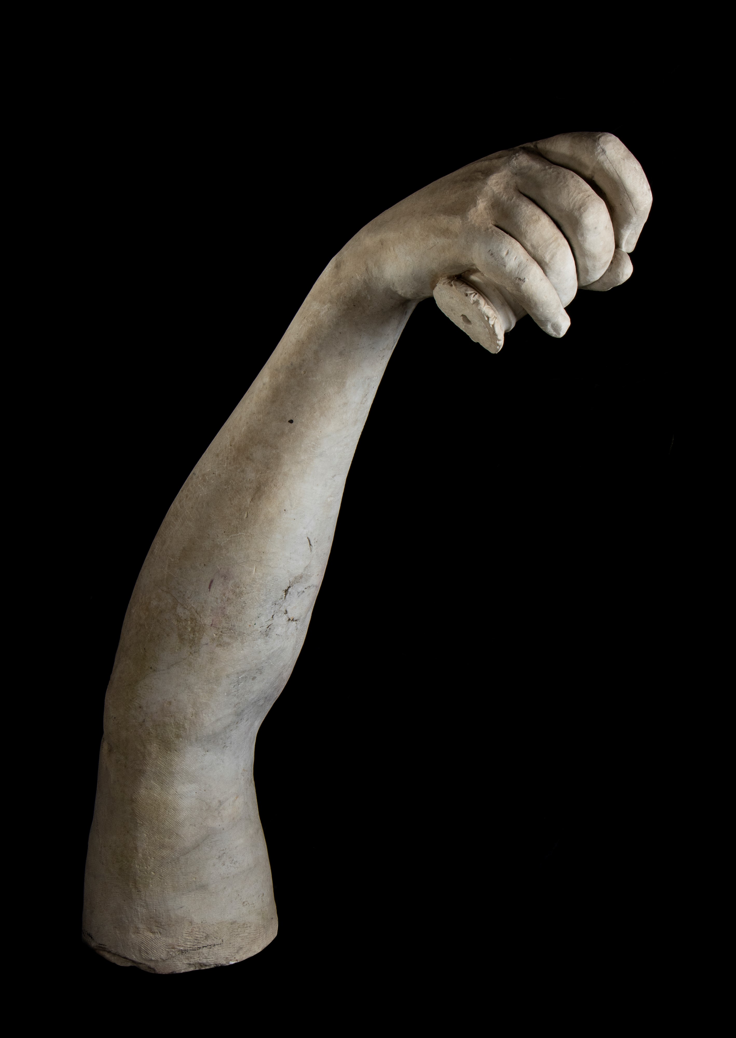 Maestoso braccio di imperatore in marmo bianco statuario stante a trattenere moncone di scettro s...