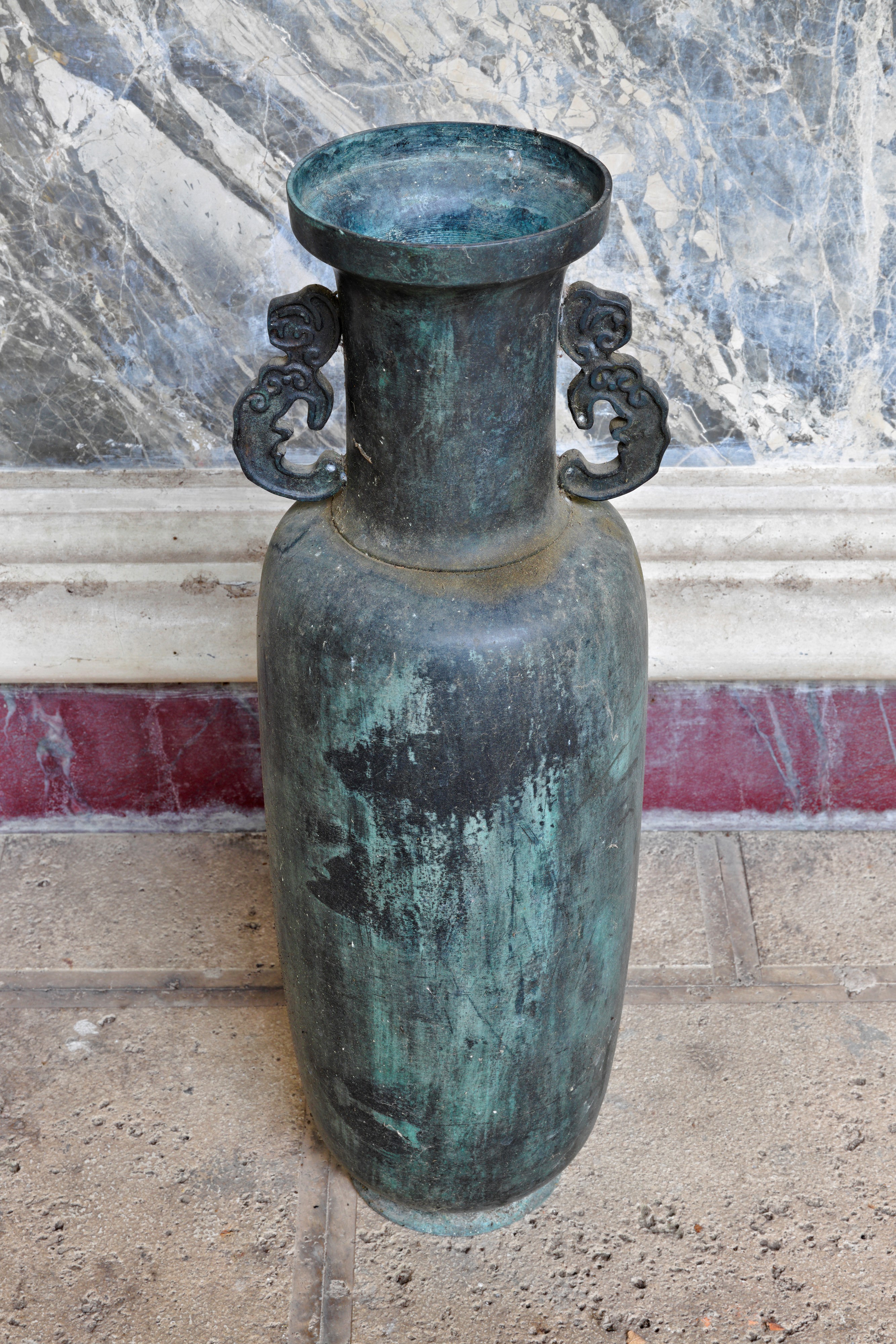 Vaso in metallo patinato. Giappone, XX secolo