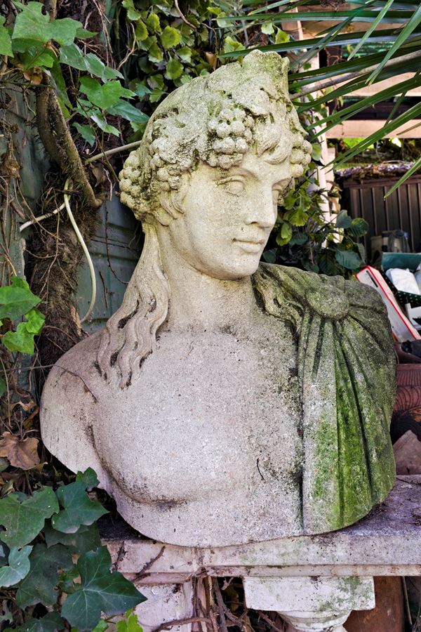 Busto in cemento e polvere di marmo raffigurante giovane bacco   - Asta Collezione Eredità Architetto Massimo Papiri  - Gliubich Casa d'Aste