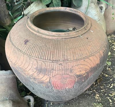 Grande Orcio in Terracotta con Rastremature Verticali e Decorazioni Floreali Incise