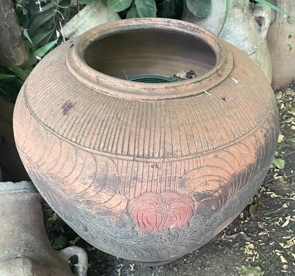 Grande orcio in terracotta con rastremature verticali e decorazioni floreali incise