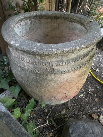Grande Vaso in Terracotta con Treppiedi