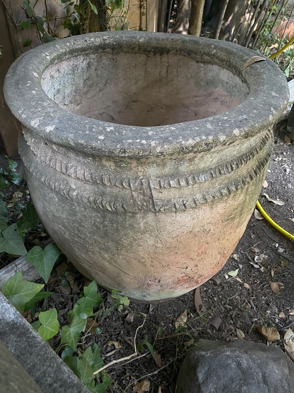 Grande vaso in terracotta con treppiedi