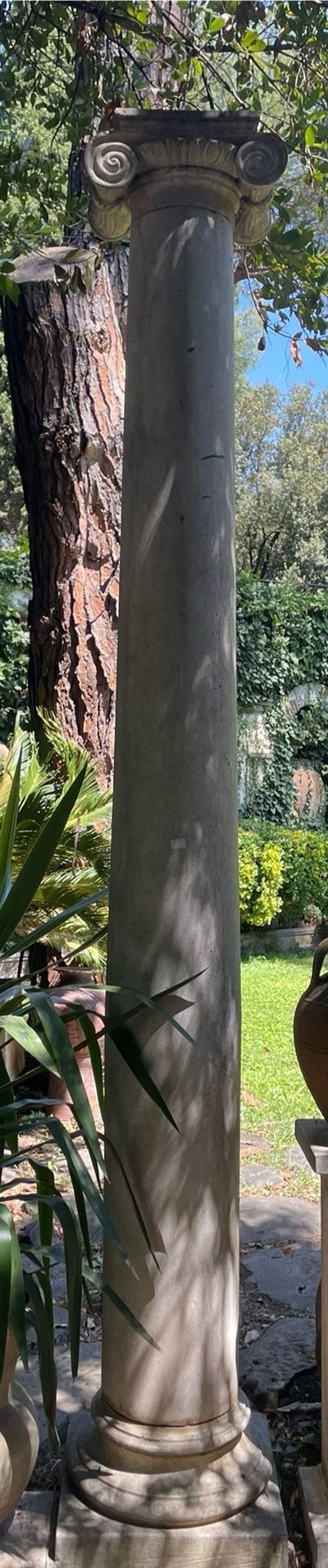 Coppia di Colonne Ioniche in Marmo a Fusto Liscio
