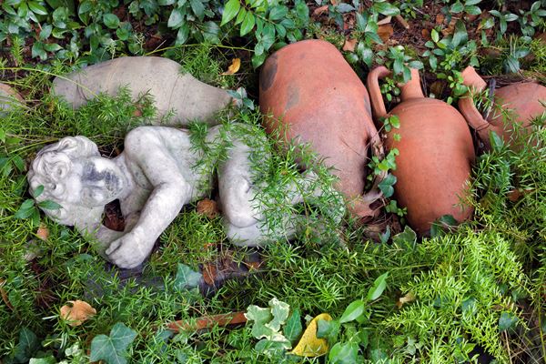 Scultura in marmo bianco raffigurante putto dormiente