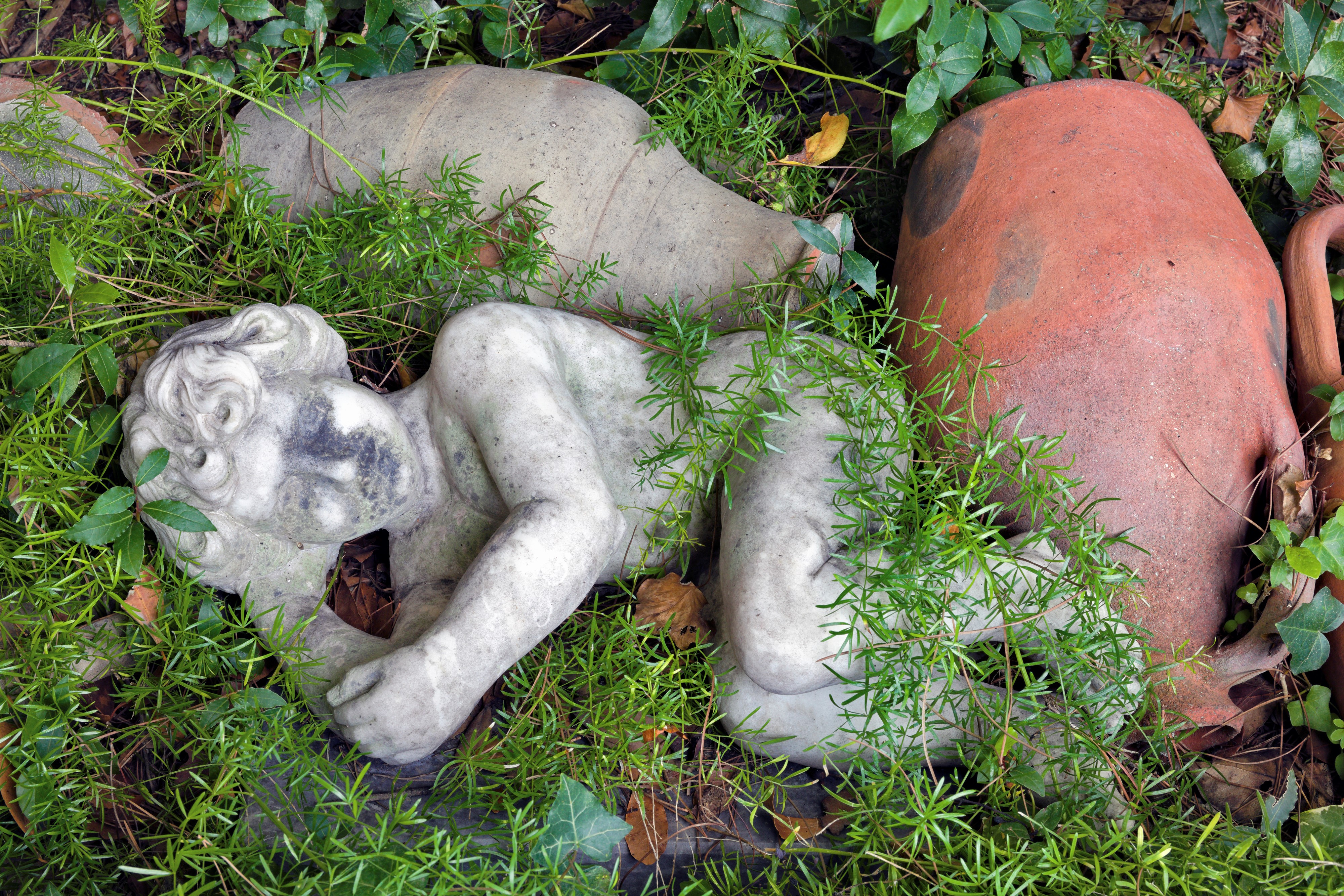 Scultura in marmo bianco raffigurante putto dormiente