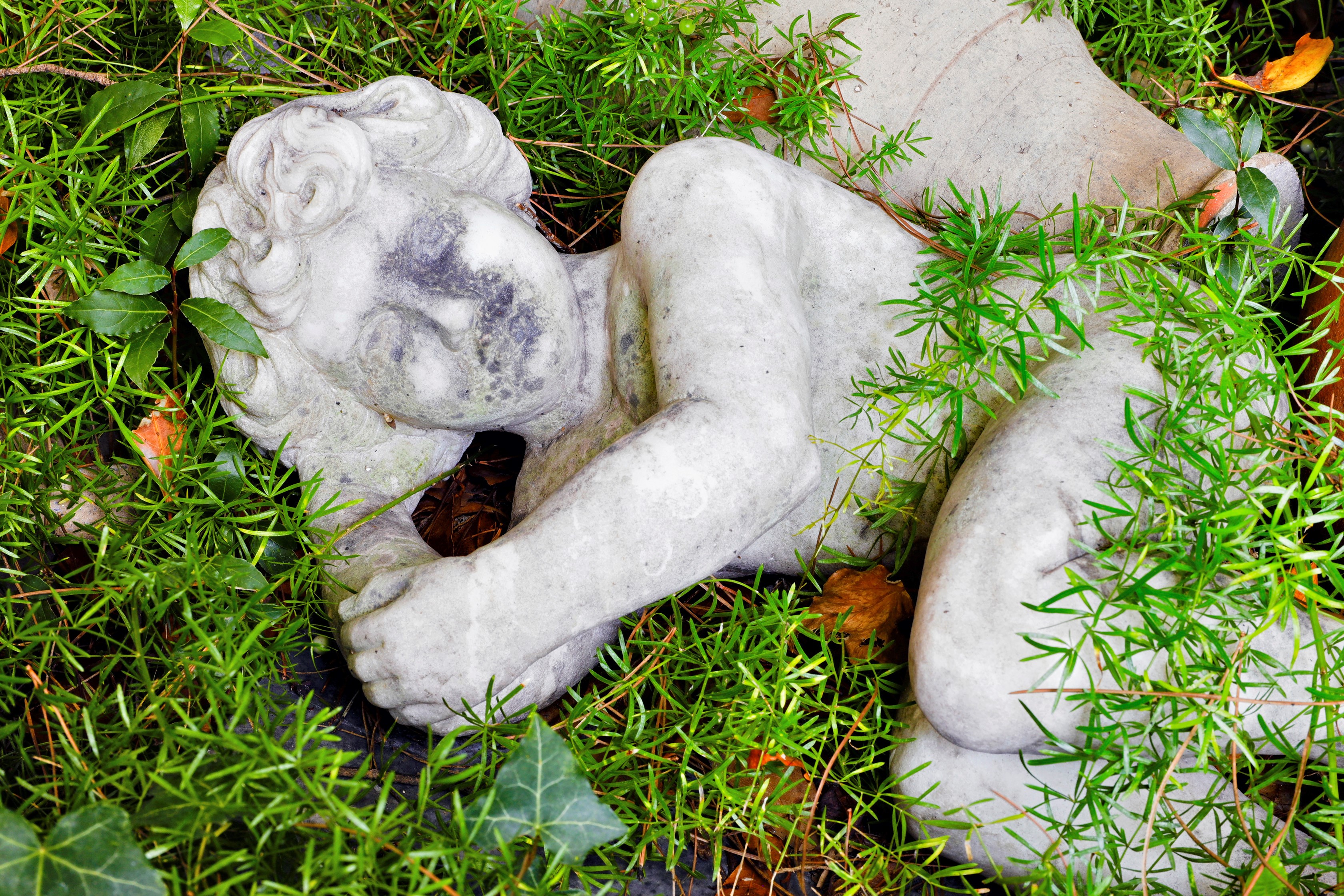 Scultura in marmo bianco raffigurante putto dormiente