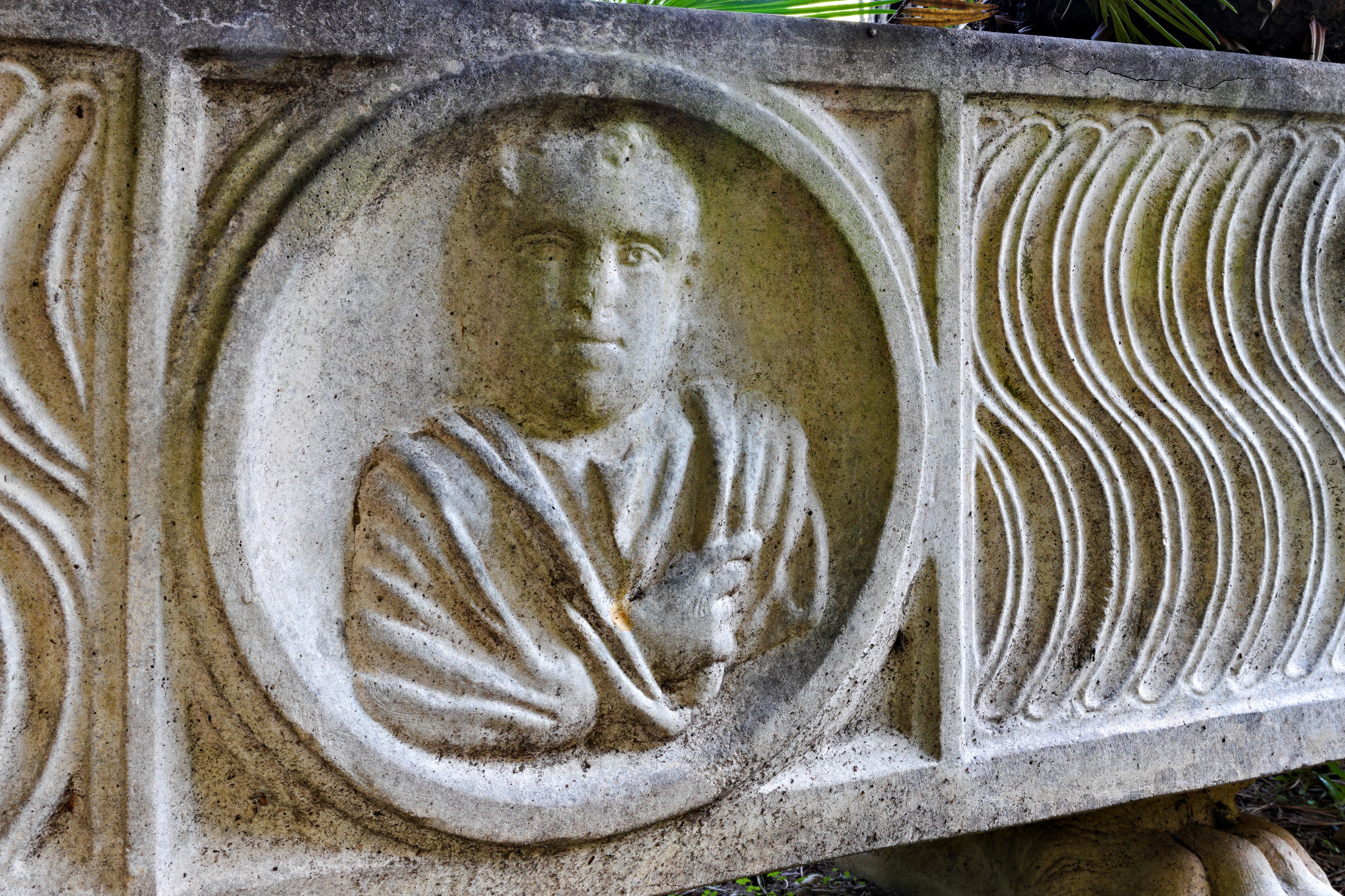 Sarcofago strigilato realizzato ad imitazione romana con piedi ferini e cammeo centrale raffigura...