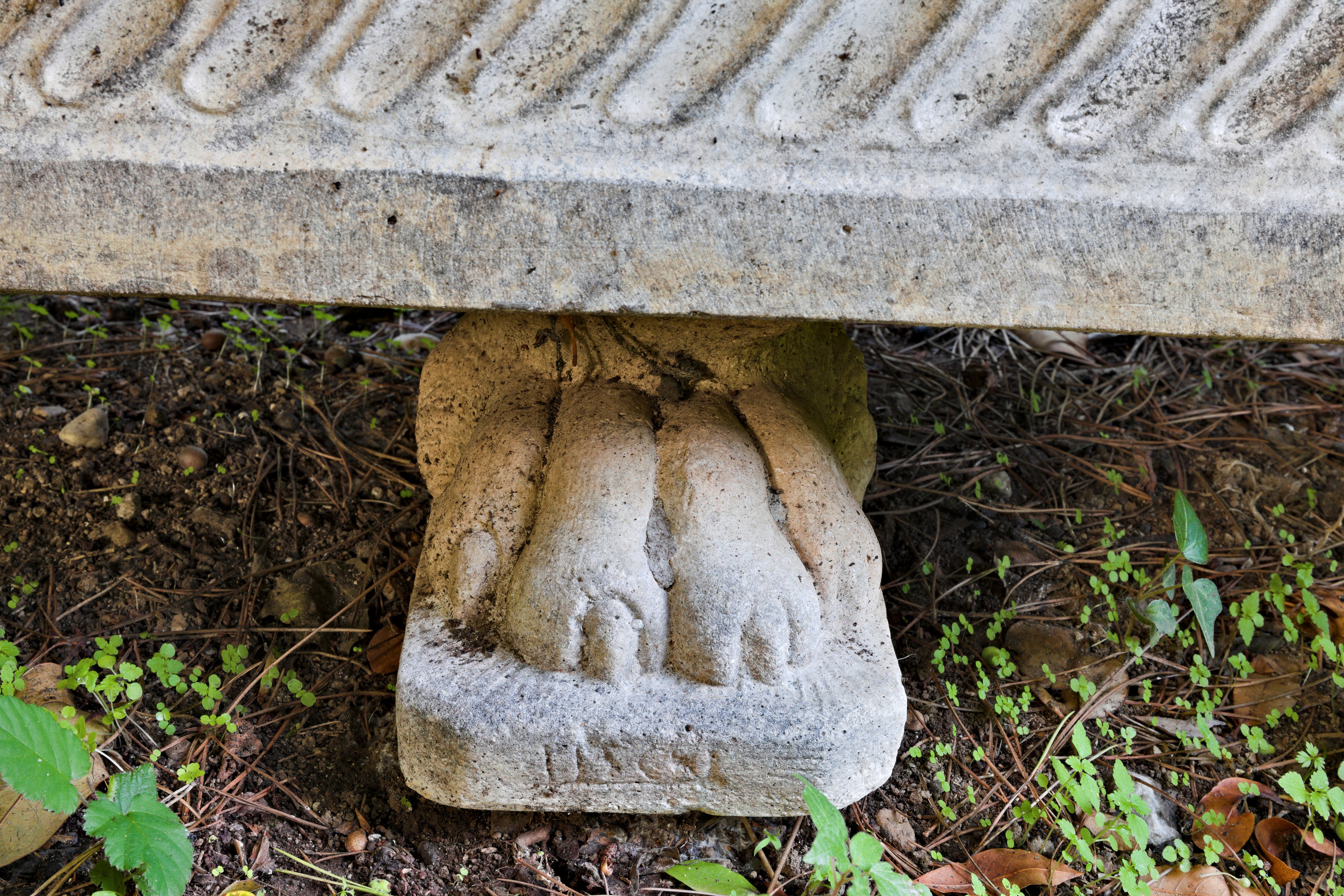 Sarcofago strigilato realizzato ad imitazione romana con piedi ferini e cammeo centrale raffigura...