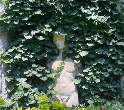 Scultura Raffigurante Giovane in Mescola