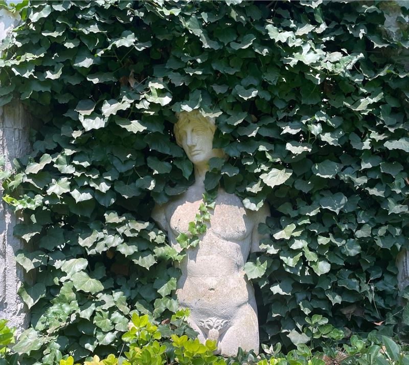 Scultura Raffigurante Giovane in Mescola