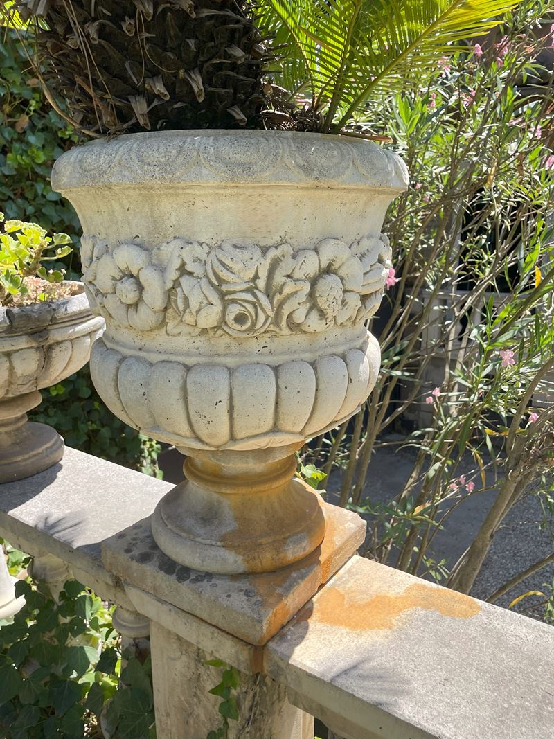 Lotto di Tre Vasi in Polvere di Marmo e Cemento Realizzati con Ricca Decorazione a Ghirlanda Flor...