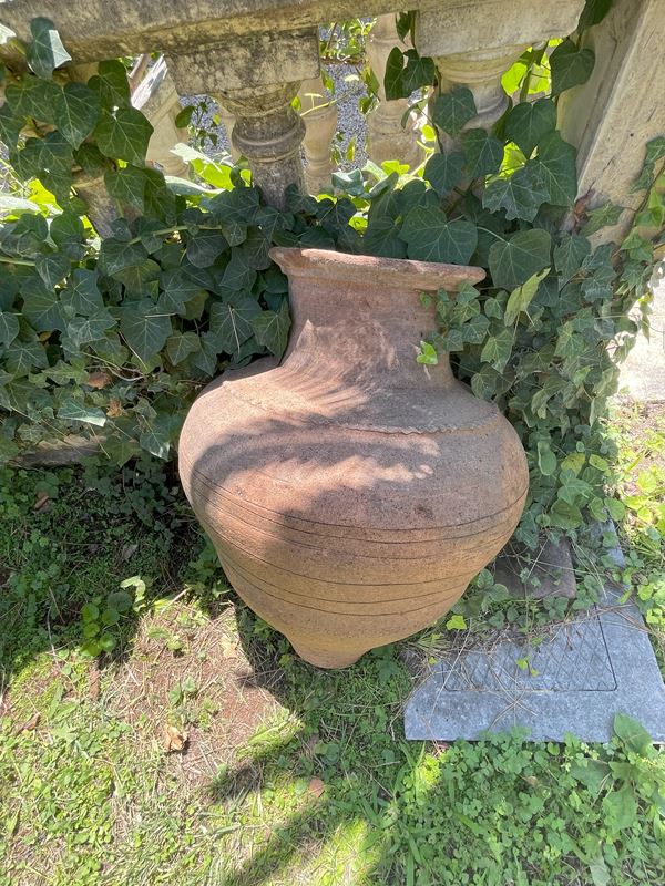 Coppia di grandi giare in terracotta antichizzata con decori concentrici graffiti   (XX secolo)  - Auction Collezione Eredità Architetto Massimo Papiri  - Gliubich Casa d'Aste