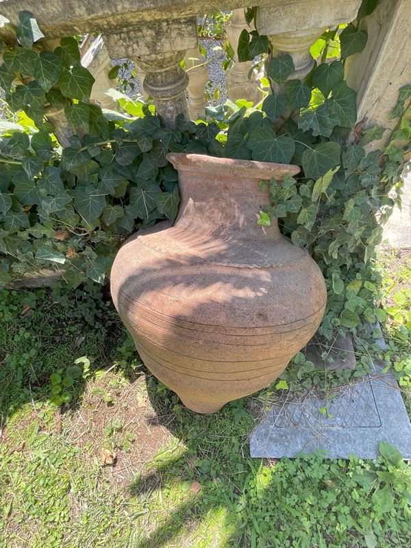 Coppia di grandi giare in terracotta antichizzata con decori concentrici graffiti 