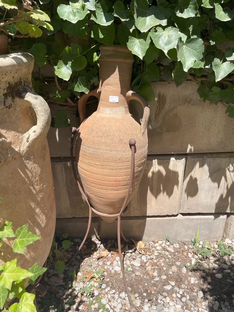 Piccola Anfora Olearia in Terracotta con Base in Ferro Battuto