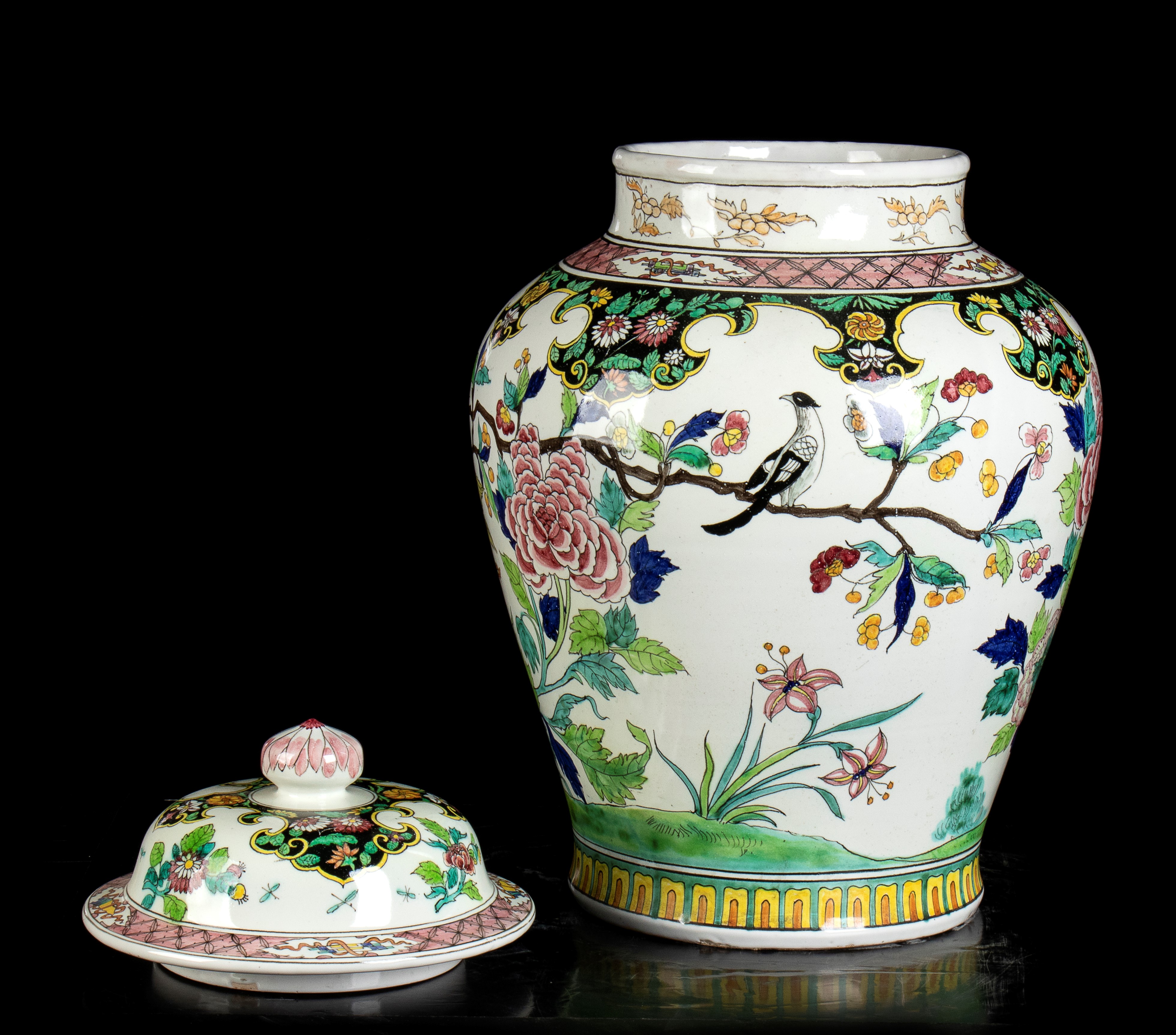 Vaso in porcellana dipinta a mano con decoro a fenice e motivi vegetali e geometrici
