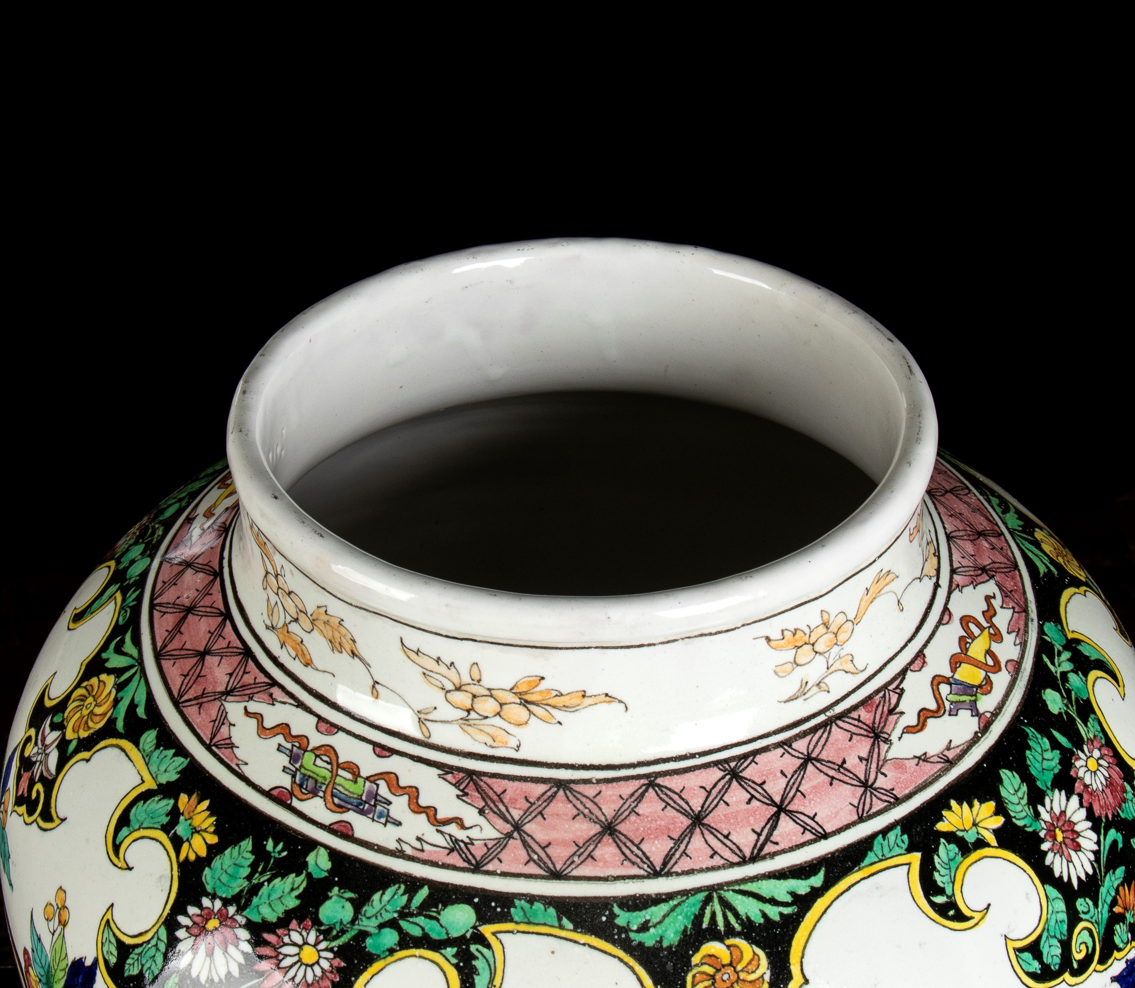 Vaso in porcellana dipinta a mano con decoro a fenice e motivi vegetali e geometrici
