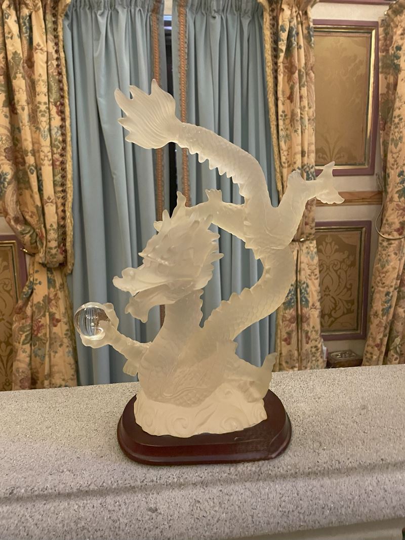 Sculturina raffigurante dragone cinese in resina realizzato ad imitazione del vetro