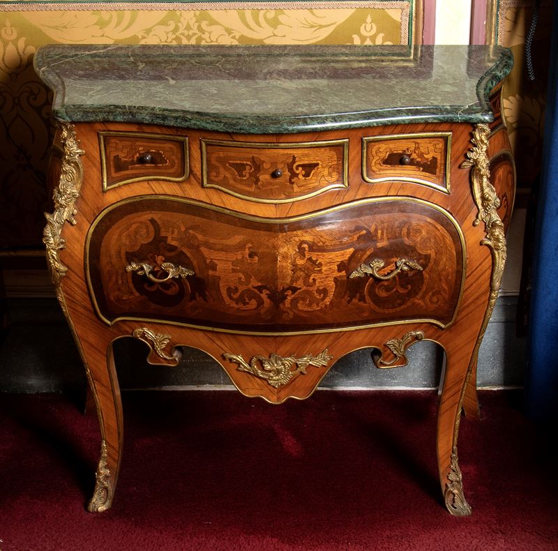 Comodino con ampio cassetto tre cassettini al fronte decorato con inserti in ottone dorato e last...