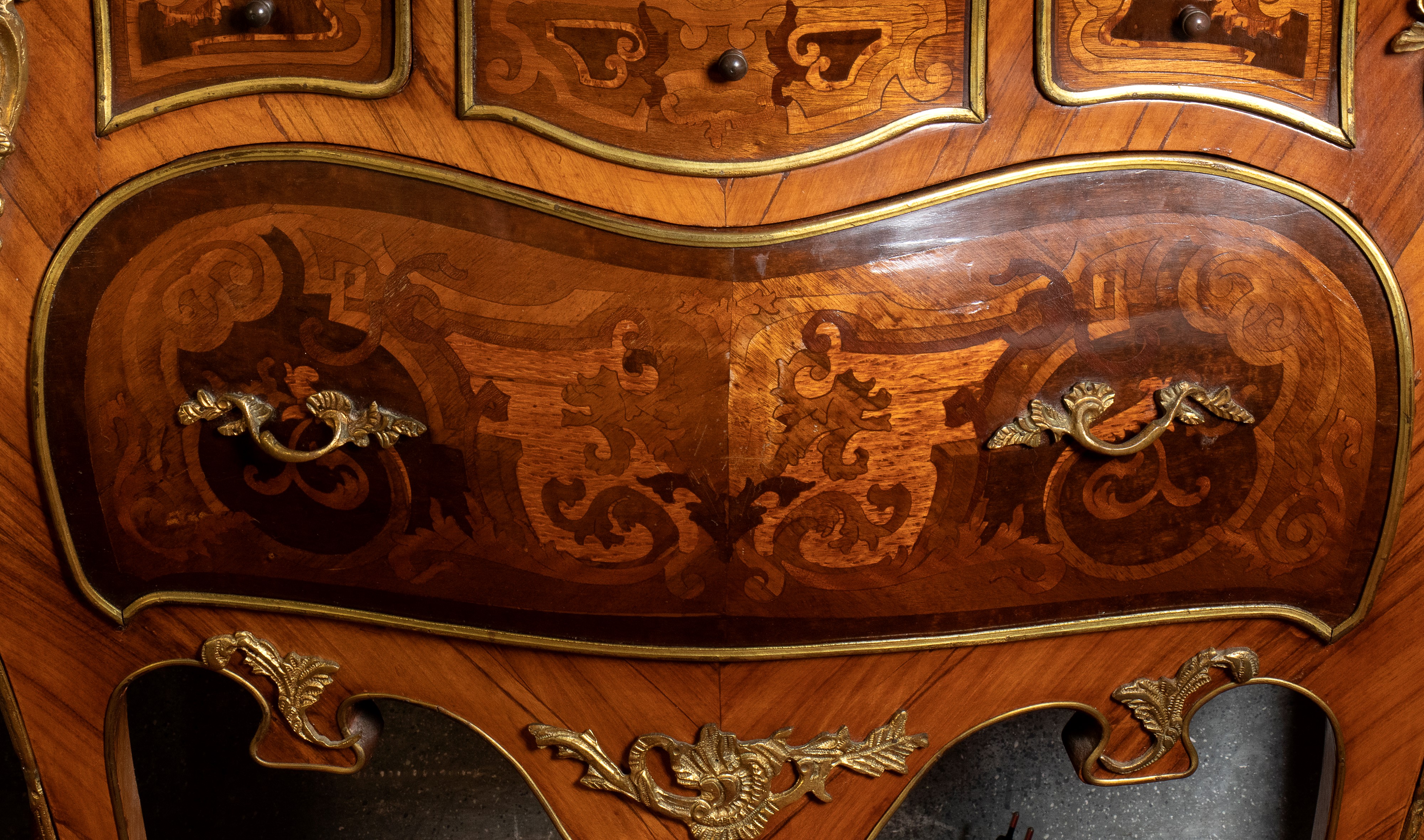 Comodino con ampio cassetto tre cassettini al fronte decorato con inserti in ottone dorato e last...