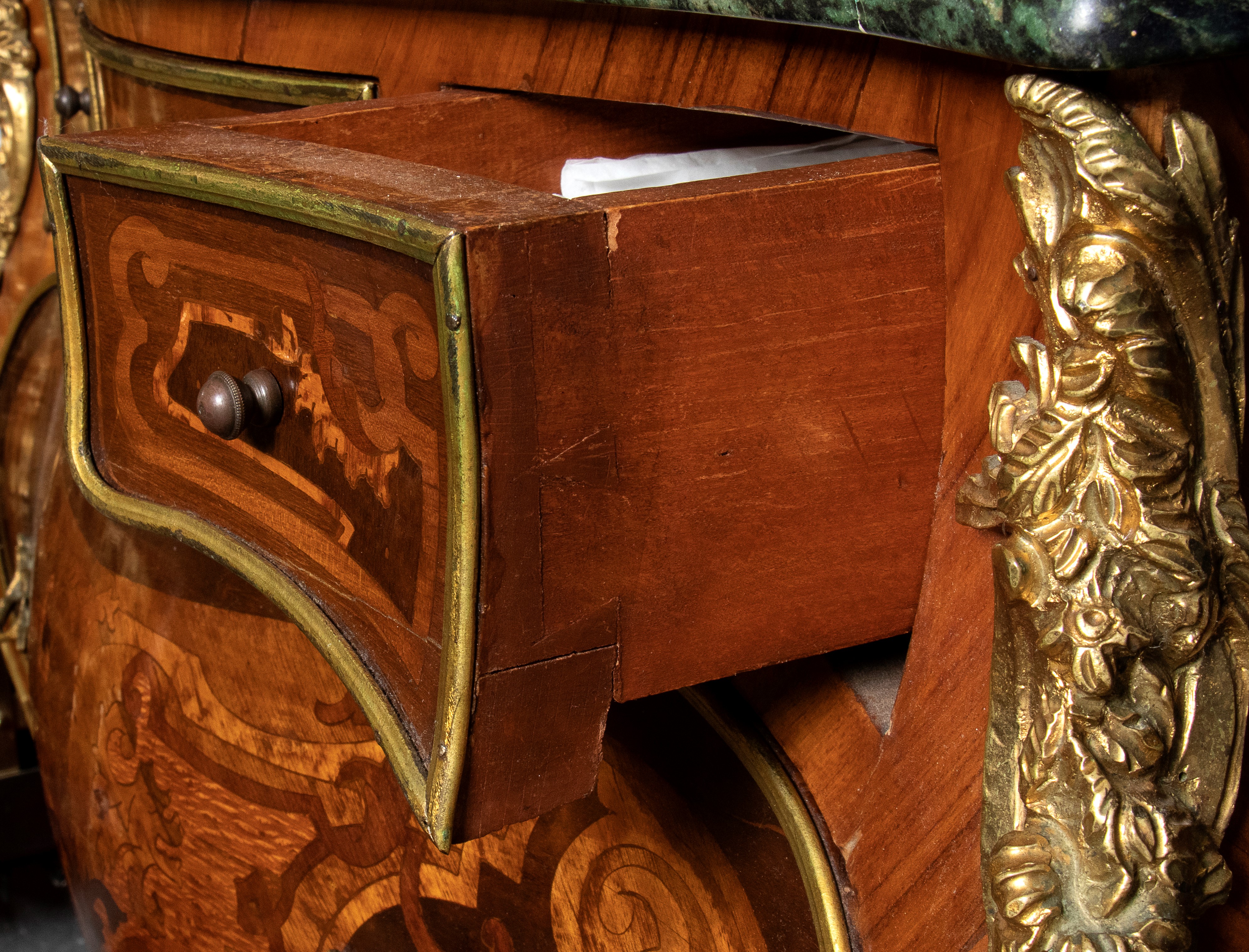 Comodino con ampio cassetto tre cassettini al fronte decorato con inserti in ottone dorato e last...