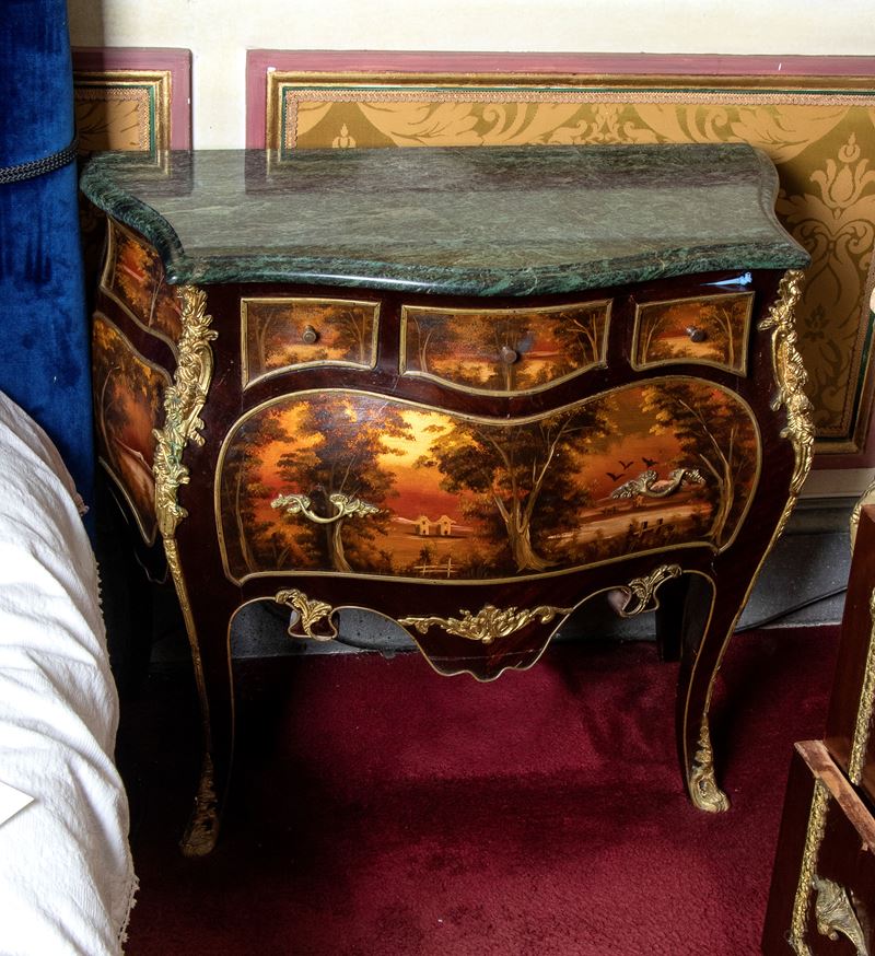 Comodino con ampio cassetto tre cassettini al fronte decorato con inserti in ottone dorato e scen...