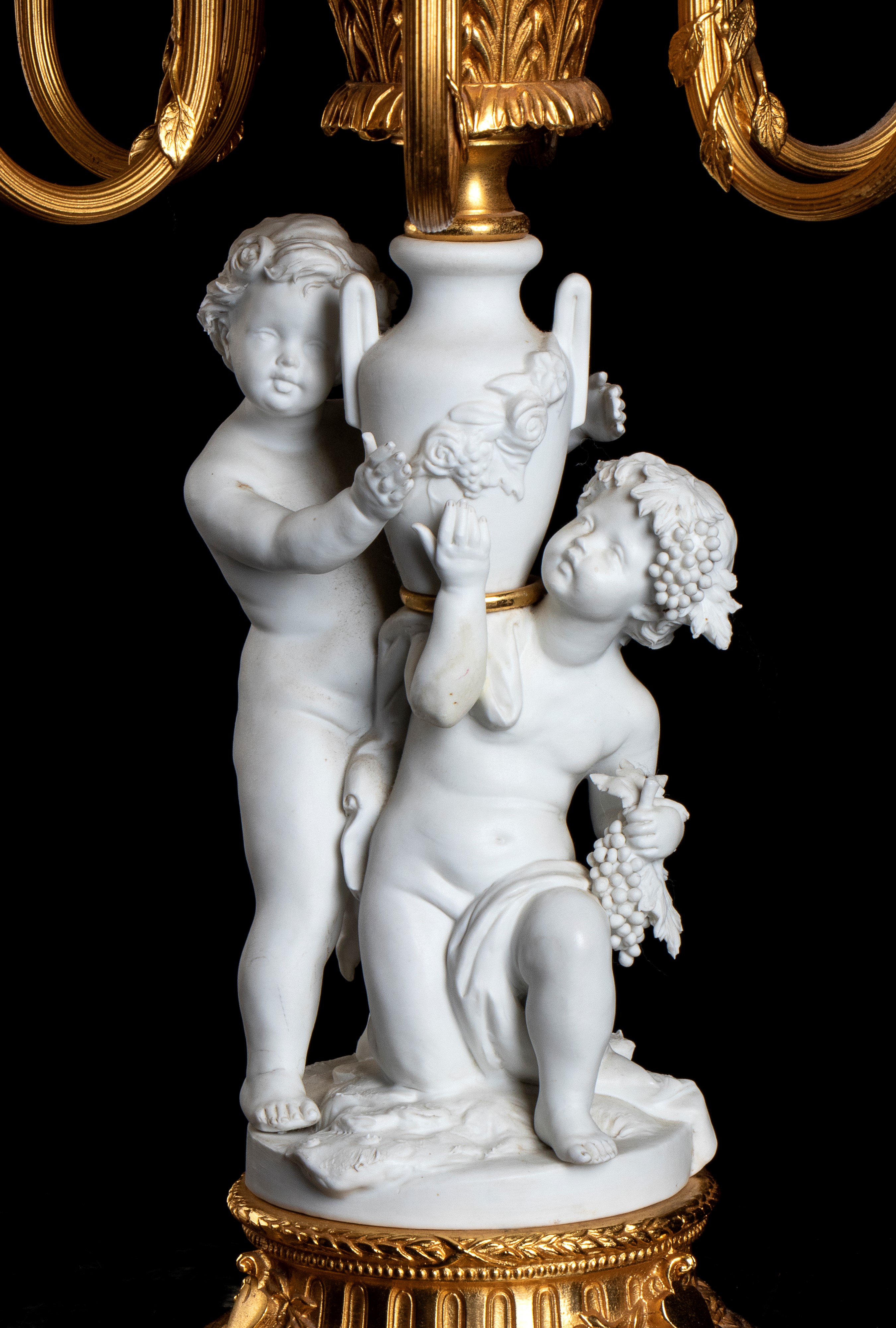 Coppia di lampade da comodino a 7 luci in ottone dorato e biscuit stile Impero