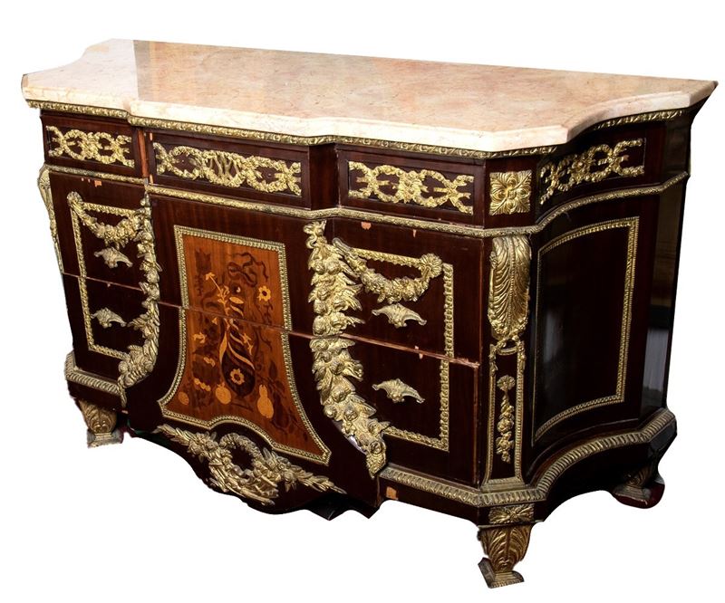Como con due ampi cassetti e tre cassettini al fronte riccamente decorato con inserti in ottone d...
