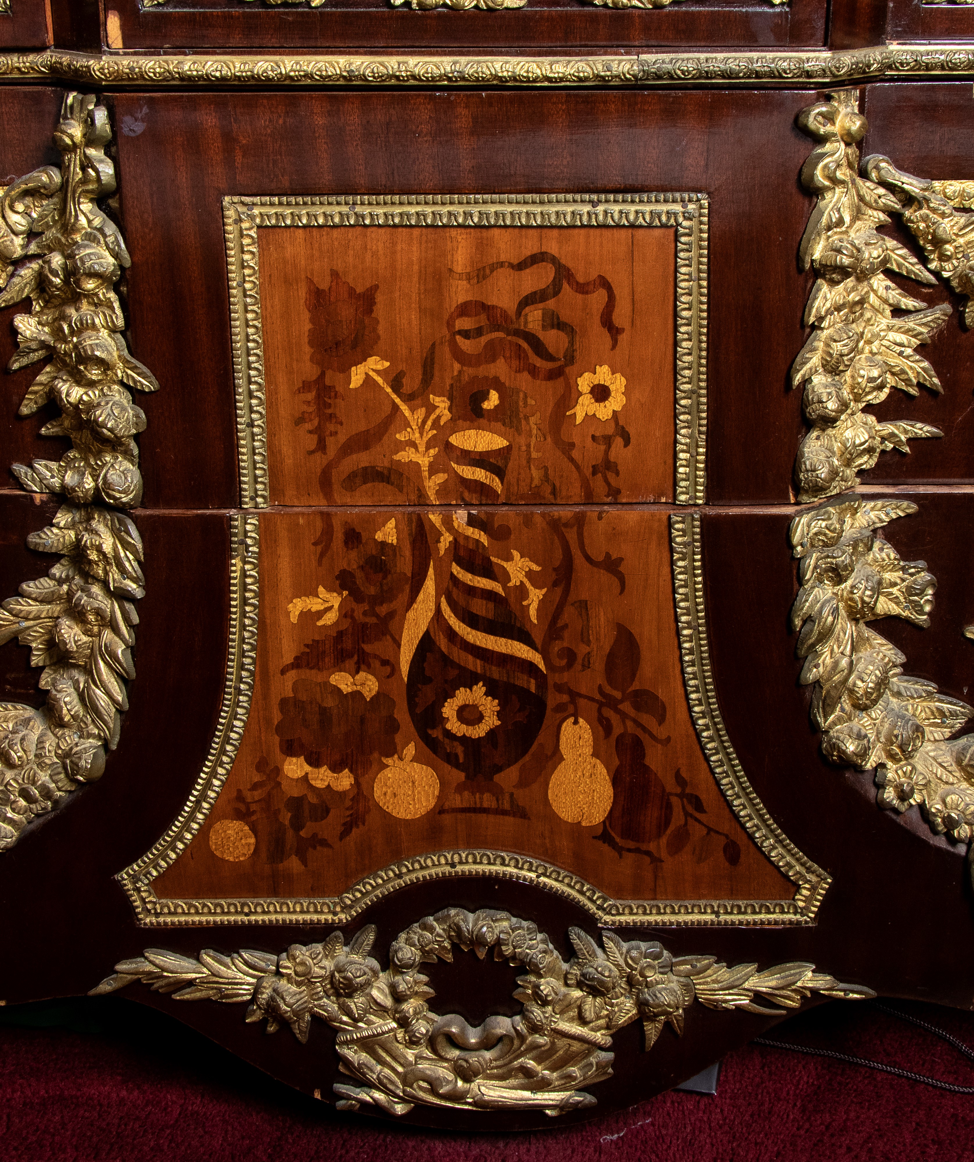 Como con due ampi cassetti e tre cassettini al fronte riccamente decorato con inserti in ottone d...
