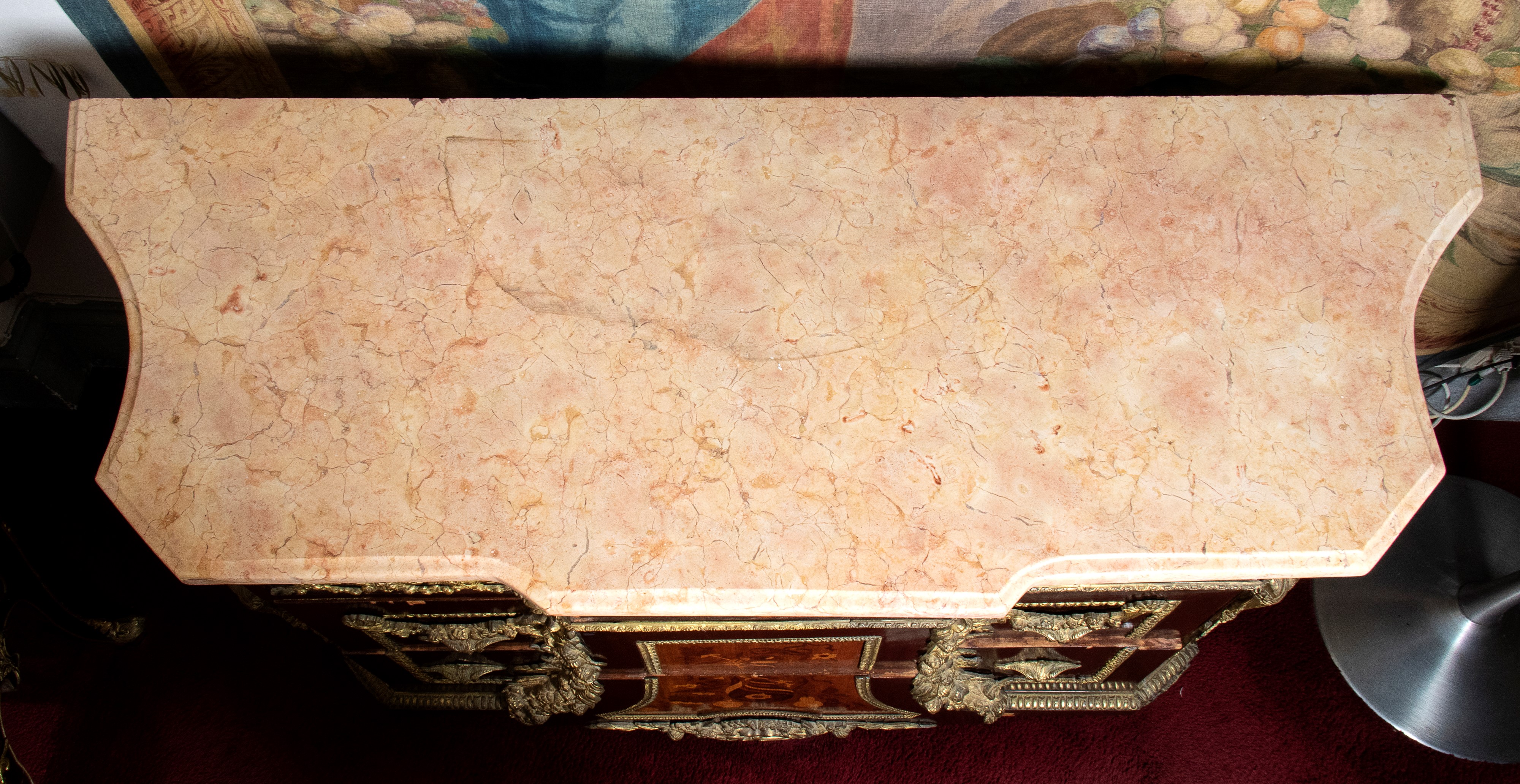 Como con due ampi cassetti e tre cassettini al fronte riccamente decorato con inserti in ottone d...