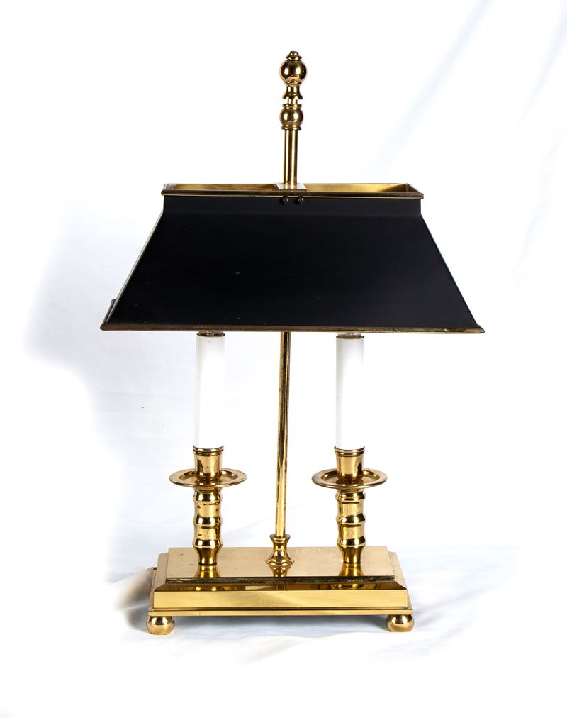 Lampada da scrittoio in ottone a due luci montate a guisa di candele. Diffusore originale in meta...