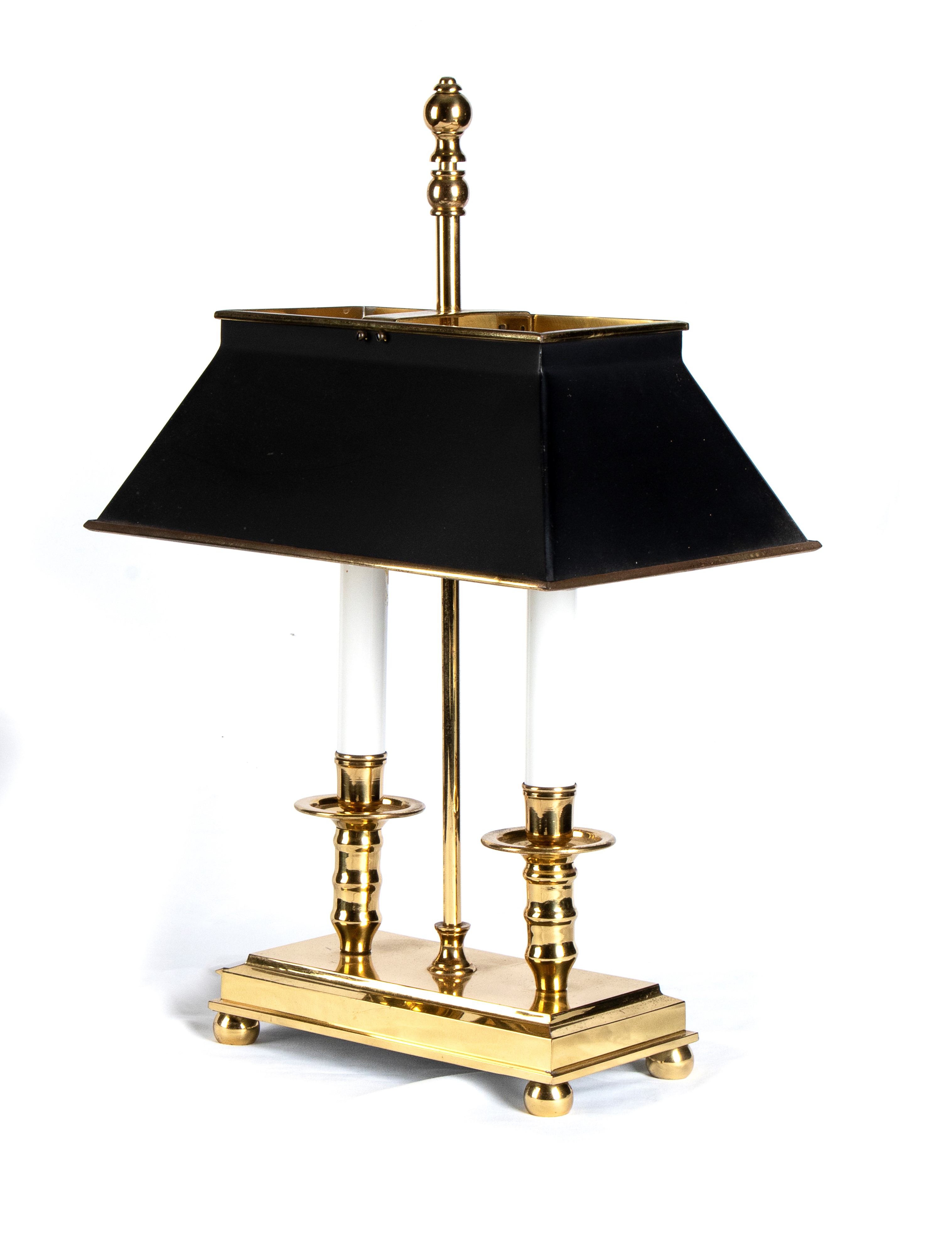 Lampada da scrittoio in ottone a due luci montate a guisa di candele. Diffusore originale in meta...