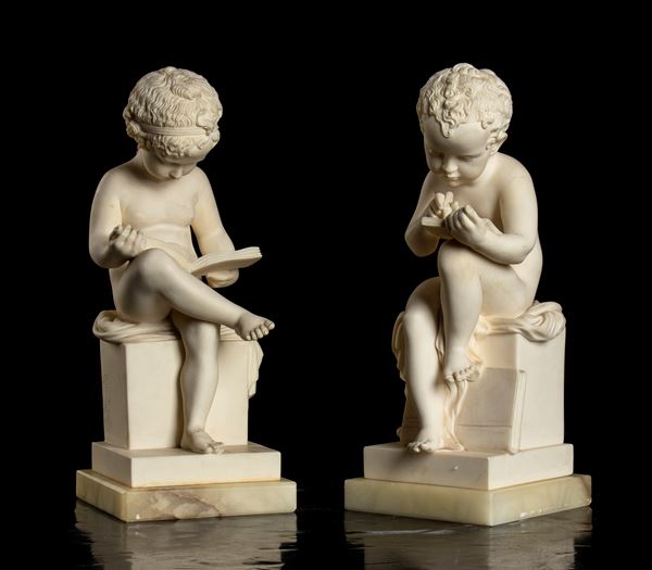 Coppia di piccole sculture in resina raffiguranti un putto che legge e un putto che scrive