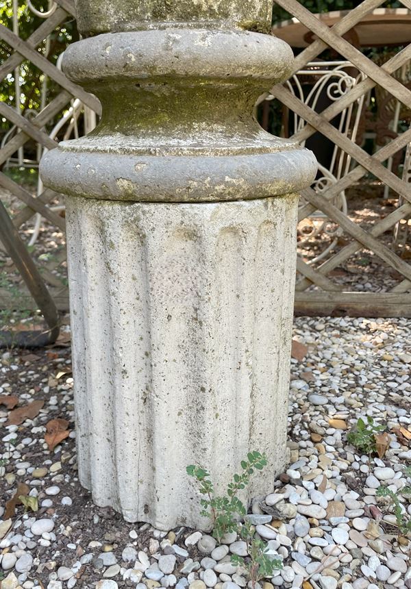 Base a colonna rastremata in travertino  - Asta Collezione Eredità Architetto Massimo Papiri  - Gliubich Casa d'Aste