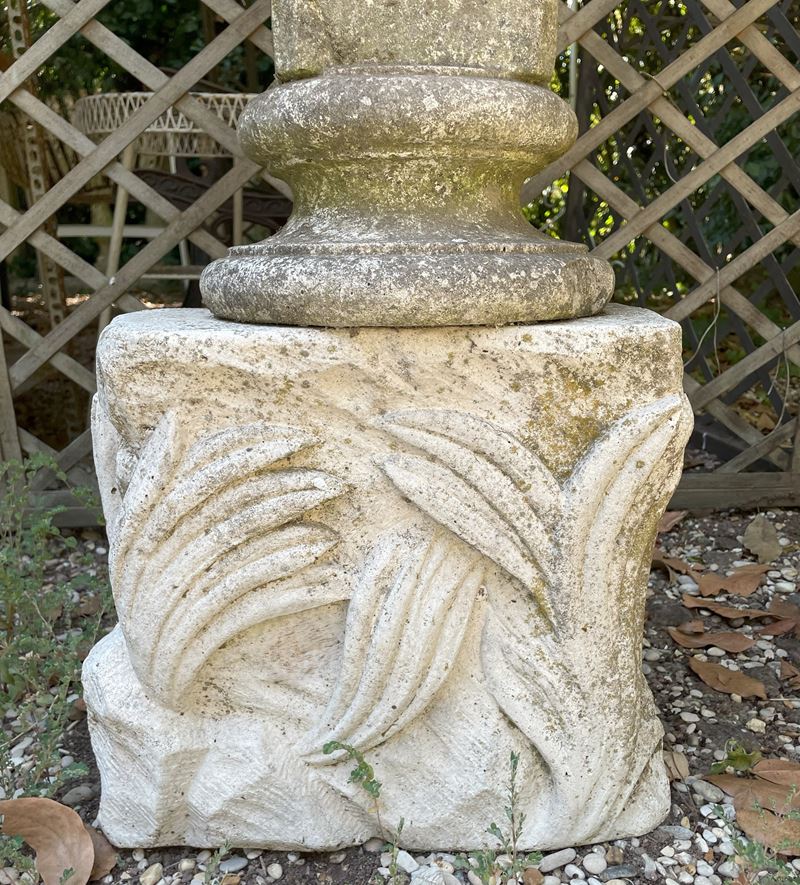 Base in Polvere di Marmo con Delicata Decorazione a Fogliame