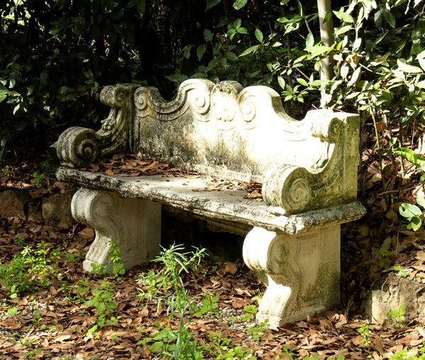 Panchina da giardino in polvere di cemento e marmo con schienale sagomato, braccioli e piedi a grandi volute  - Asta Collezione Eredità Architetto Massimo Papiri  - Gliubich Casa d'Aste