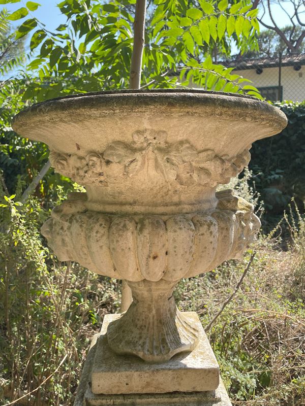 Vaso a  cratere da esterno con coppia di mascheroni e decorazione a rilievo di festoni   - Auction Collezione Eredità Architetto Massimo Papiri  - Gliubich Casa d'Aste