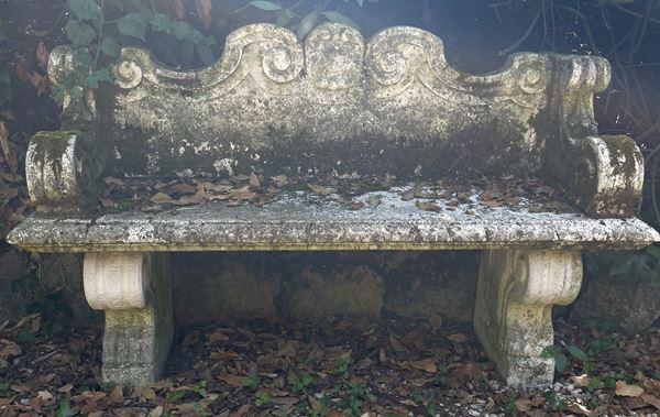 Panchina da giardino in polvere di cemento e marmo con schienale sagomato, braccioli e piedi a grandi volute