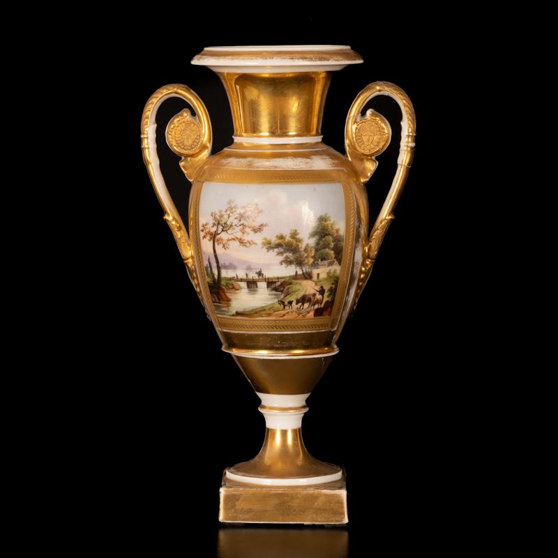 Vaso biansato in porcellana a fondo oro e decoro policromo di paesaggio agreste entro riserva cen...