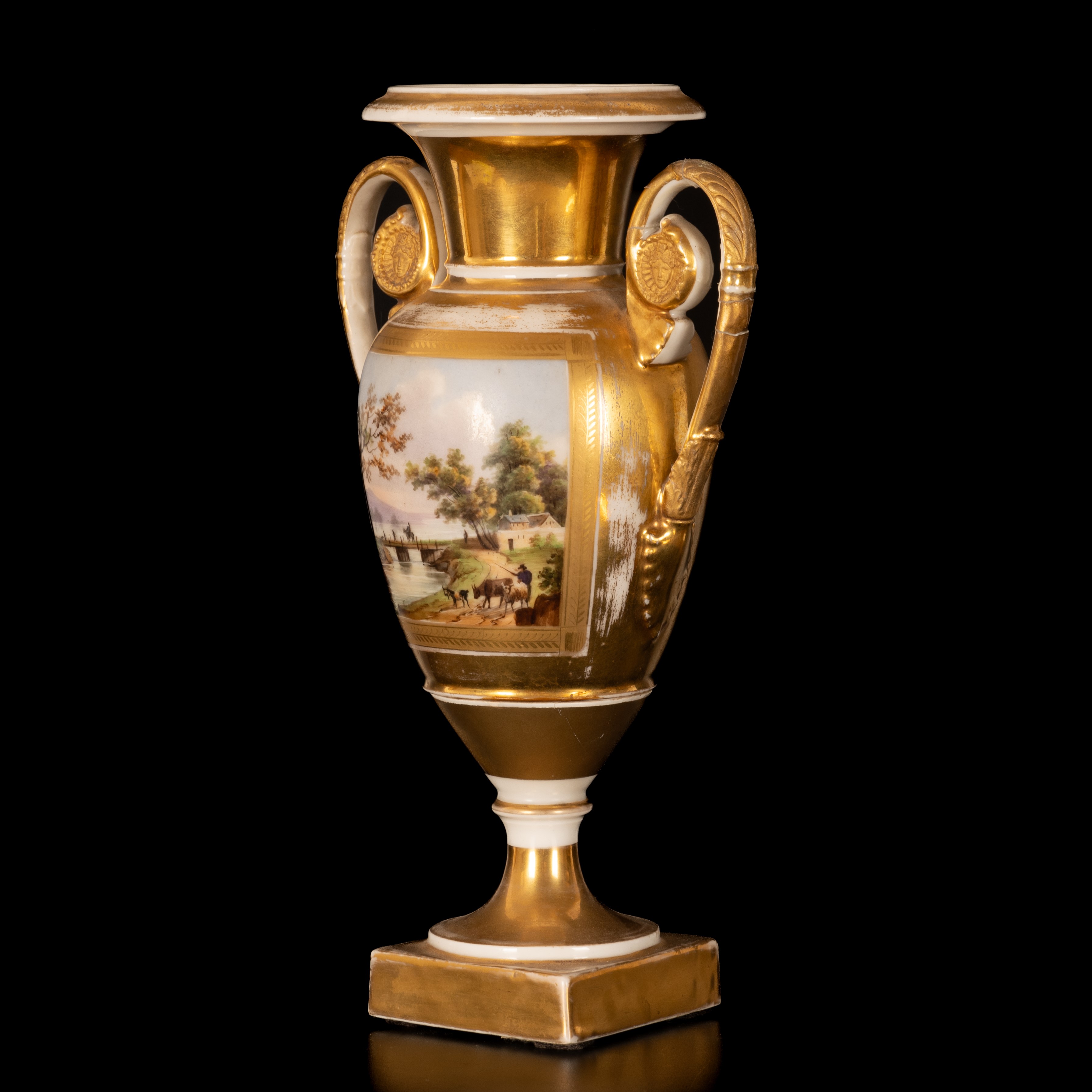 Vaso biansato in porcellana a fondo oro e decoro policromo di paesaggio agreste entro riserva cen...